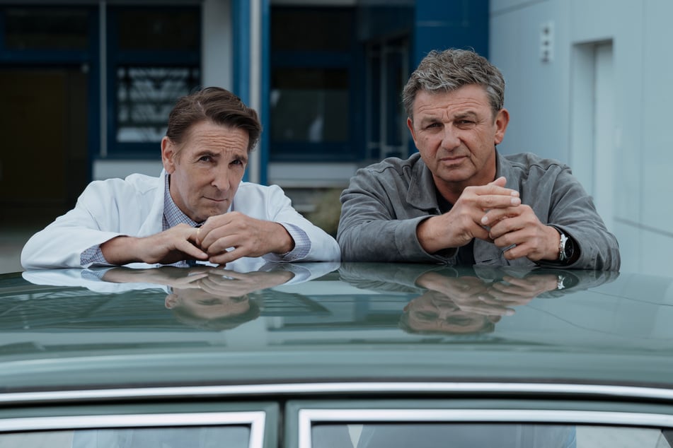 Hans Sigl (57, r.) und Mark Keller (61) sind seit der ersten Staffel beim ZDF-"Bergdoktor" dabei.