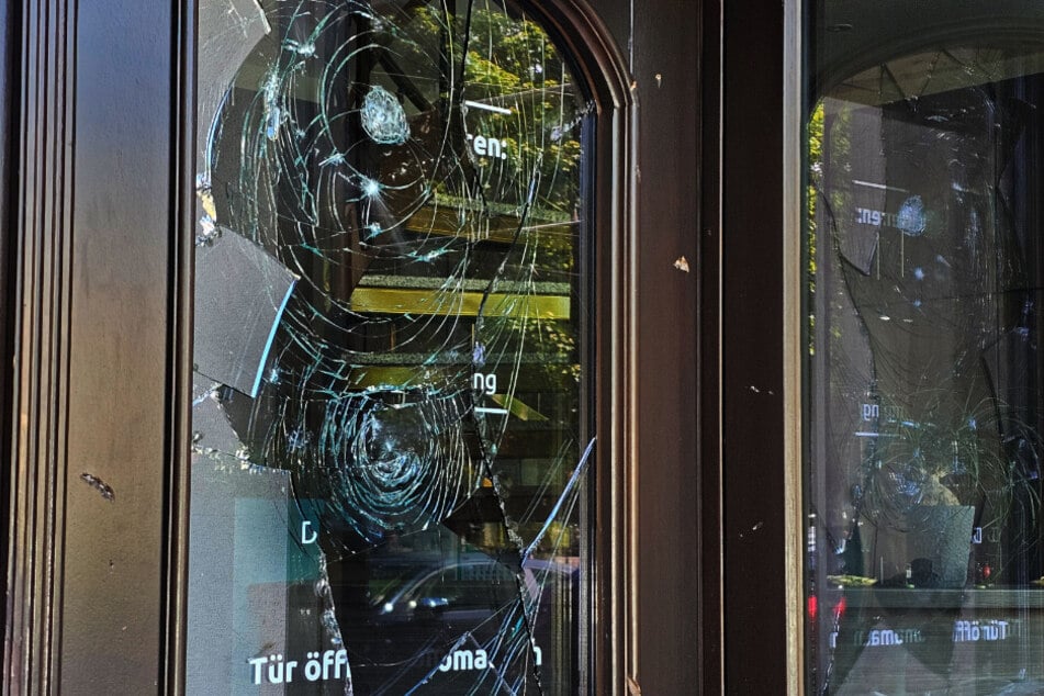 Insgesamt verursachte der Unruhestifter einen Sachschaden von mehreren Tausend Euro.