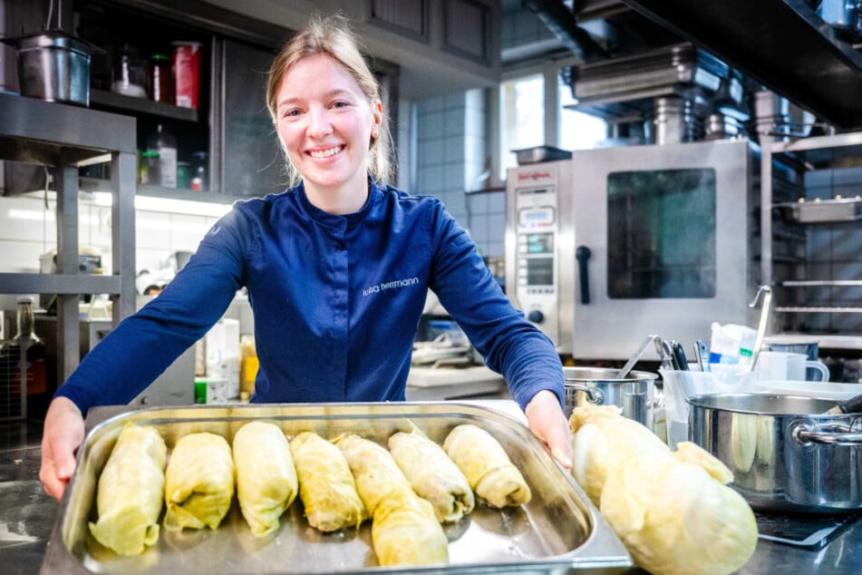 Luisa Herrmann fertigt in "ihrer" Küche im Restaurant "Villa Esche" vegetarische Krautwickel.