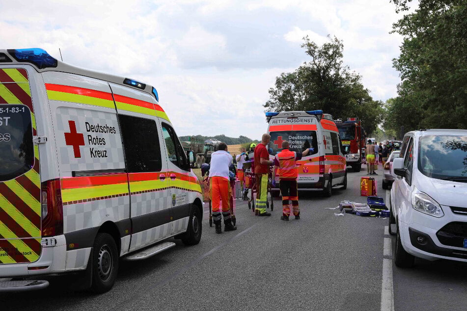 Zahlreiche Rettungskräfte stehen an der Unfallstelle. Fünf Menschen wurden auf der L13 in Ziesendorf verletzt.