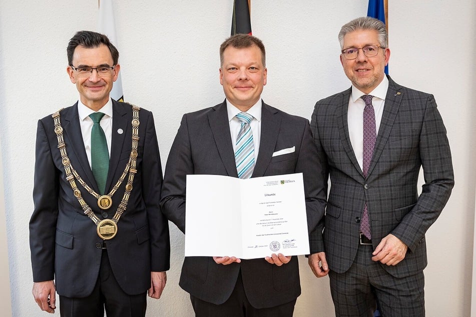 Rektor Prof. Dr. Gerd Strohmeier (49, l.) und Vorsitzender des Hochschulrats sowie Finanzbürgermeister Ralph Burghart (55, CDU, r.) gratulieren dem neuen Kanzler Peter Bernshausen zur Amtsübernahme.