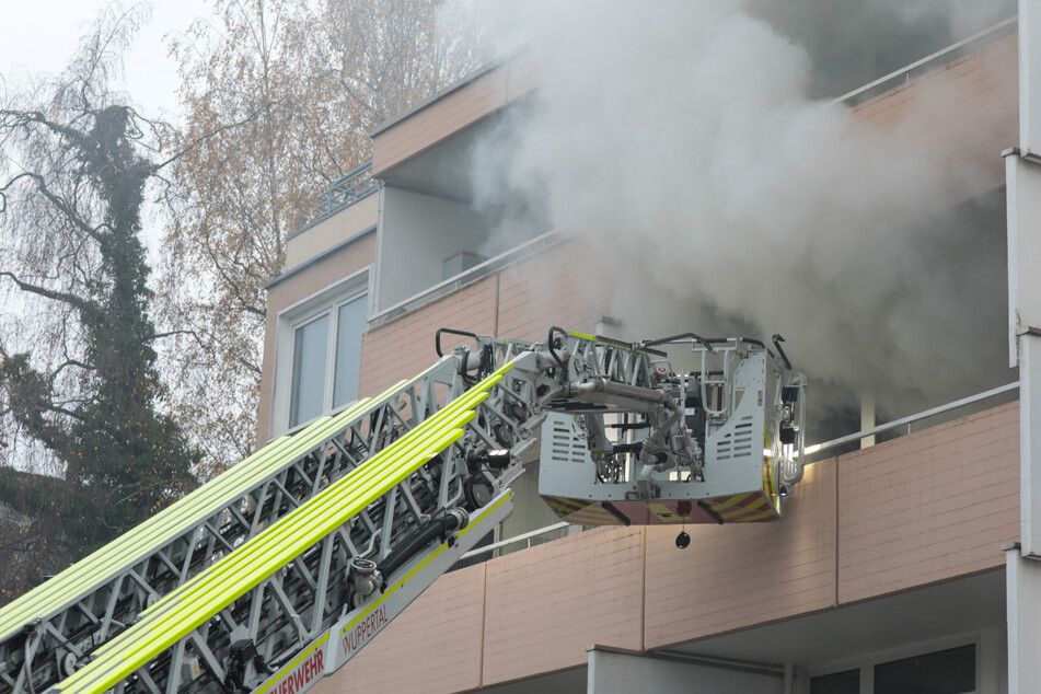 Wohnungsbrand in Wuppertal: Bewohnerin (56) bewusstlos und lebensgefährlich verletzt!