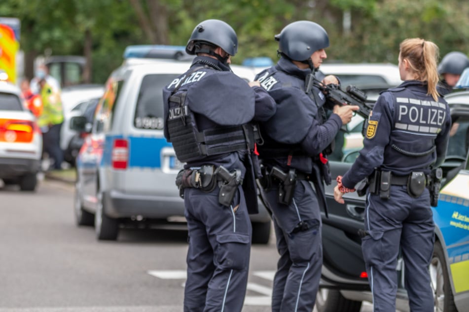 Schwerbewaffnete Einsatzkräfte vor Ort.