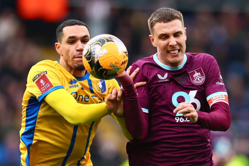 Maxime Esteve (24, r.) vom FC Burnley soll am Mittwoch seinen Medizincheck bei RB Leipzig absolvieren.