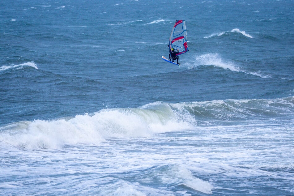 Am Mittwoch entdeckten Passantinnen einen toten Windsurfer in der Ostsee. (Symbolfoto)