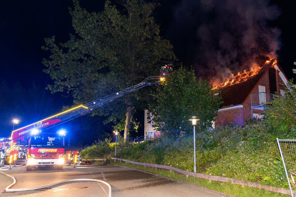 Der Dachstuhl der Kita in Buchholz brannte in voller Ausdehnung.