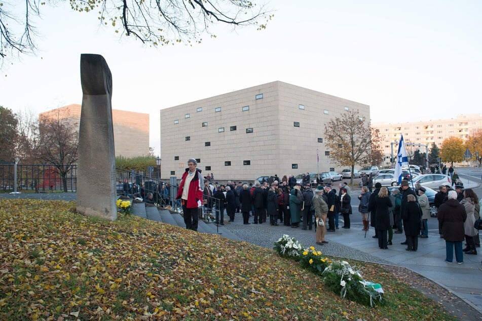 Der Gedenkstein steht an dem Ort, an dem die alte Synagoge in Dresden bis zur Reichspogromnacht stand.