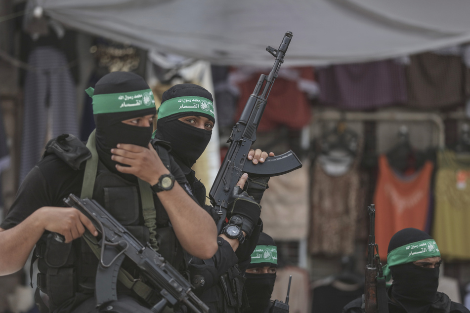 Vermummte Männer der Kassam-Brigaden, einer militärischen Unterorganisation der Hamas.