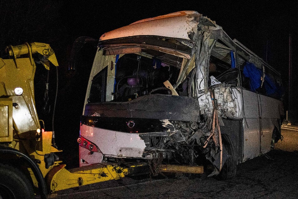 Tragisches Unglück mit Toten! Reisebus prallt gegen Felsen und überschlägt sich