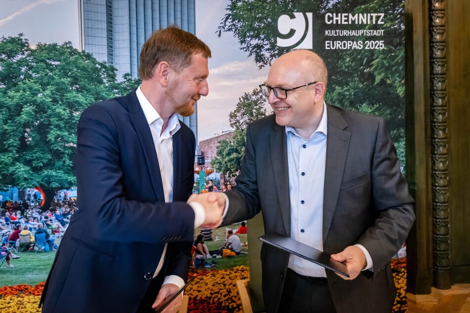 Ministerpräsident Michael Kretschmer (49, CDU) und OB Sven Schulze (52, SPD, r.) bei der Übergabe der Fläche.