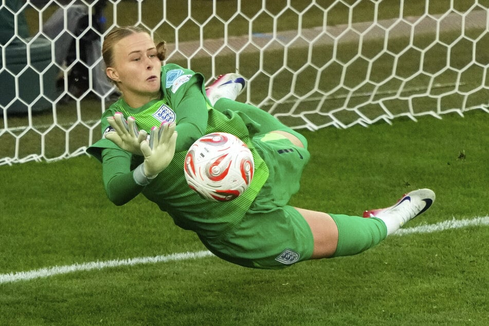 Von ihrer angeborenen Augenfehlstellung ließ sich die Torfrau nicht aufhalten und avancierte mit zwei gehaltenen Penaltys in Finale zum entscheidenden Faktor für den EM-Titel.