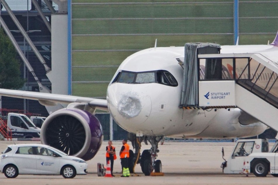 Das Flugzeug wurde nach der Landung in Stuttgart untersucht.