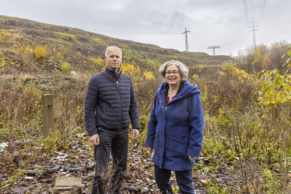 Umweltbürgermeisterin Eva Jähnigen (57, Grüne) und Wismut-Projektleiter Martin Zimmermann (52) am Fuß der Halde.