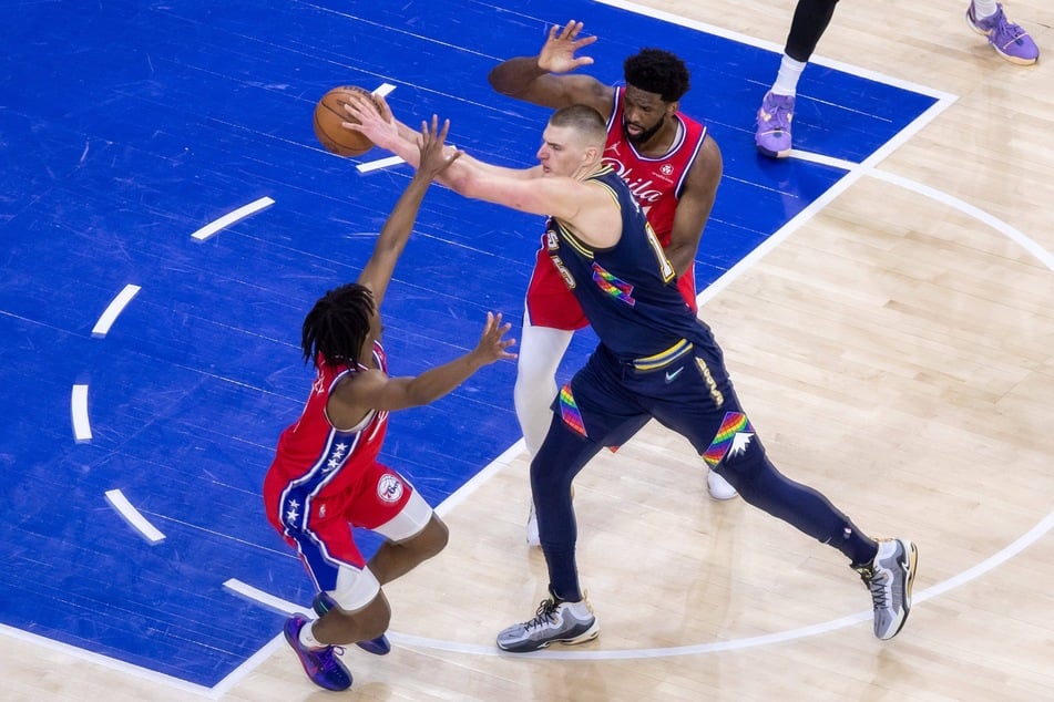 Nuggets center Nikola Jokic led his team with 22 points against the Sixers.