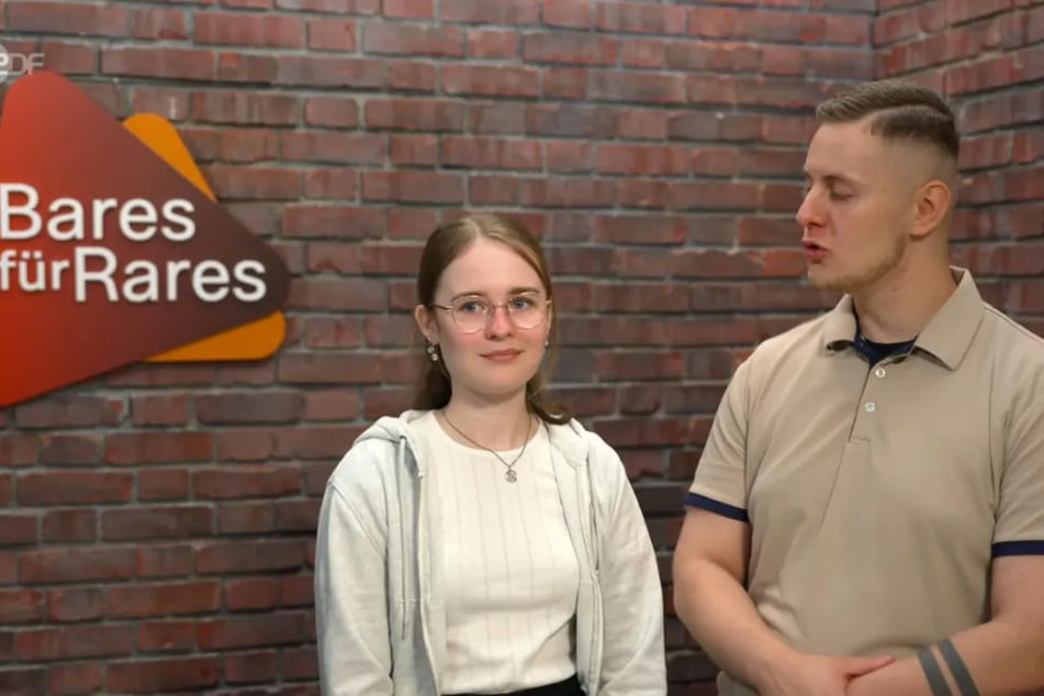 Cedrik und Lena sind Cousin und Cousine. Bei "Bares für Rares" wollen die beiden ein Erbstück ihrer Uroma zu Geld machen.