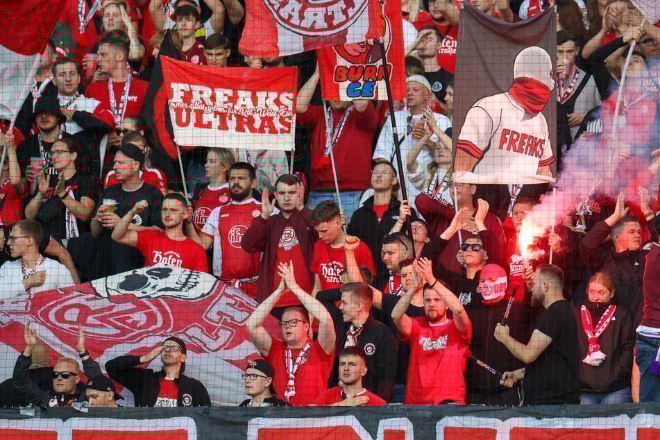 Fans von Rot-Weiss Essen gerieten an einem Bahnhof im Münsterland mit Anhängern von Hannover 96 aneinander.