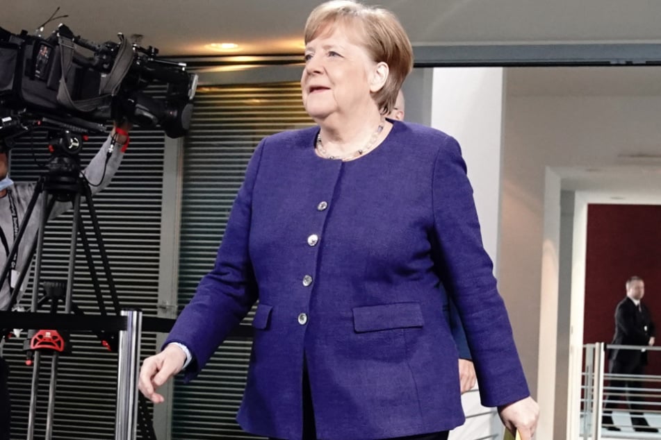 Bundeskanzlerin Angela Merkel (CDU) kommt nach der Videokonferenz mit den Ministerpräsidenten der Bundesländer zu der Pressekonferenz.