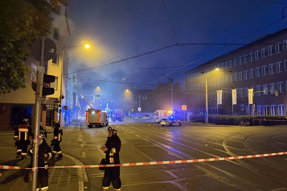 Der Rauch des Feuers zog durch die umliegenden Straßen. Anwohner mussten Türen und Fenster geschlossen halten.
