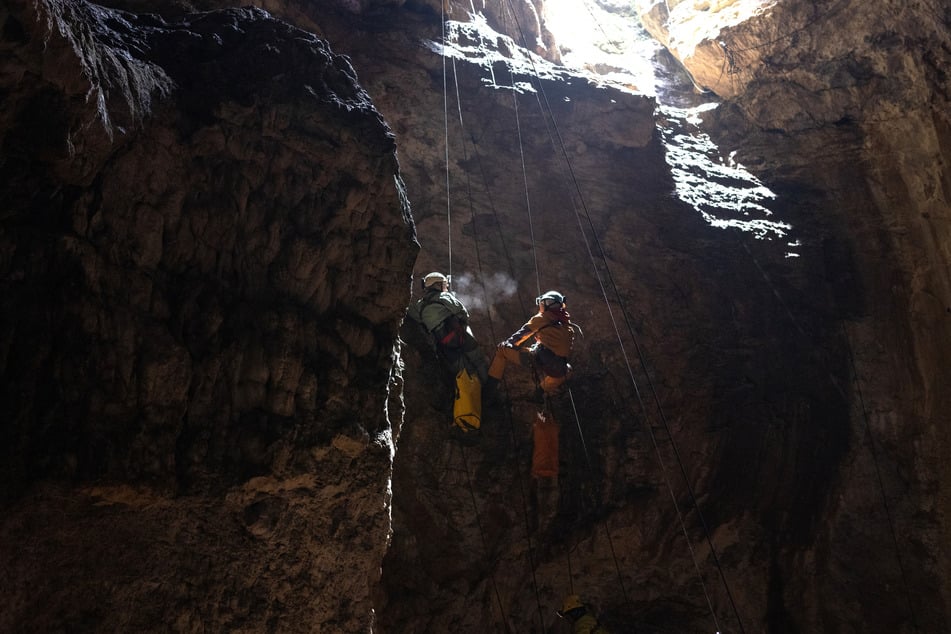 Birgit Eberharter und Arzt Dr. Ramming lassen sich in Deutschlands wohl größte Höhle ab.