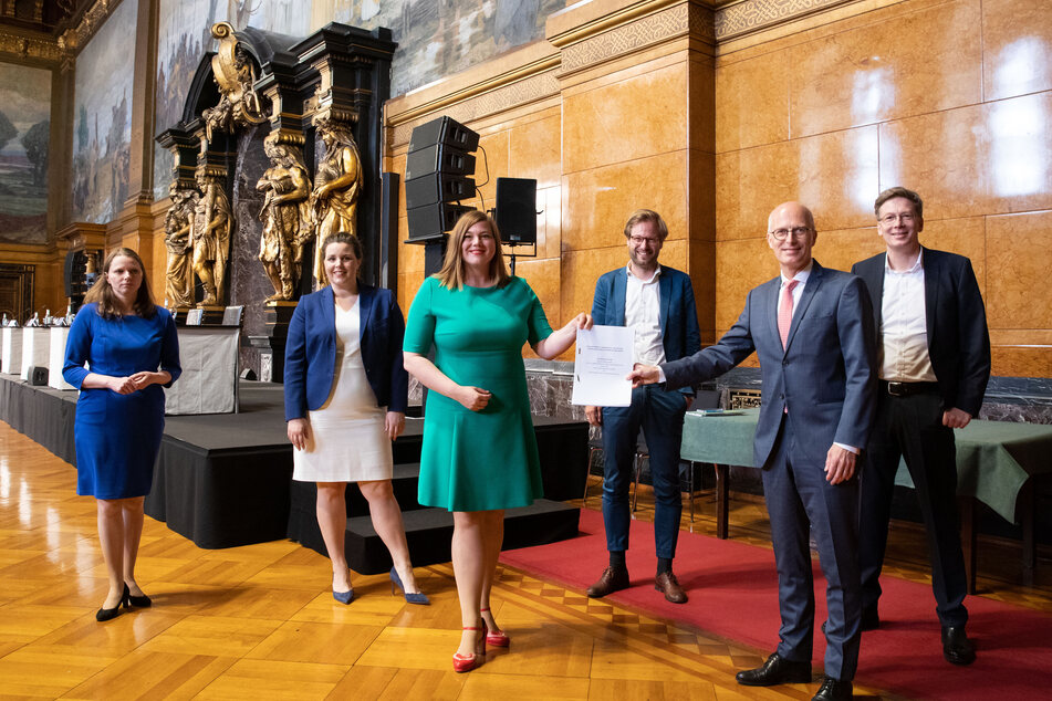 Melanie Leonhard, Anna Gallina, Katharina Fegebank, Anjes Tjarks, Peter Tschentscher und Dirk Kienscherf stehen im Großen Festsaal im Rathaus.