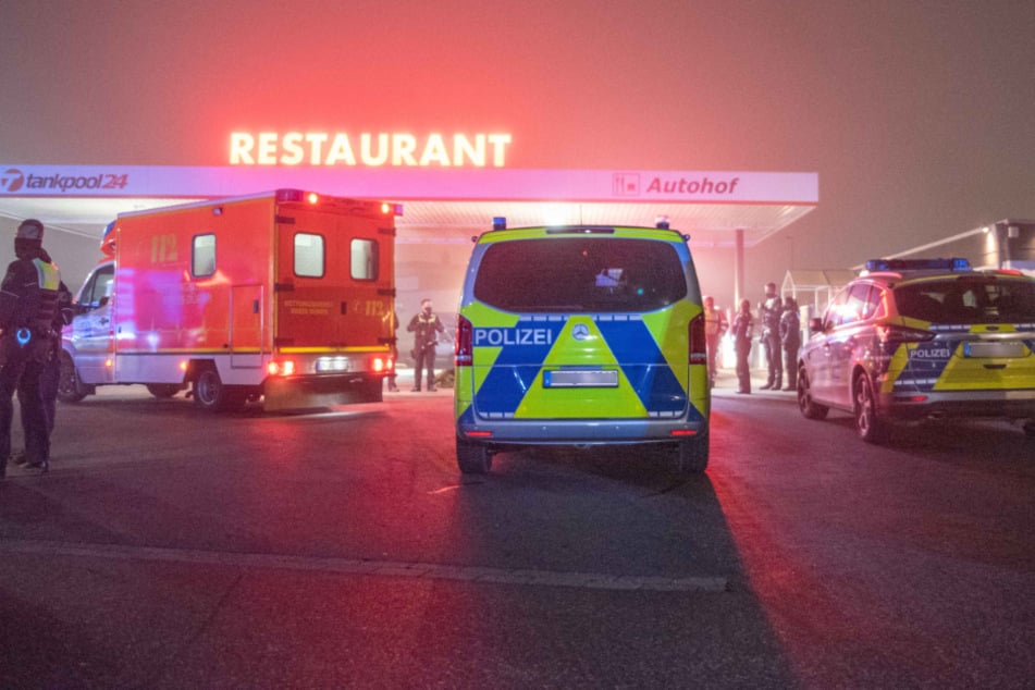 Feuerwehr, Polizei und mehrere Rettungskräfte waren im Einsatz. Auf einem Autohof in Düren wurden fünf Männer in einem Lkw gefunden.