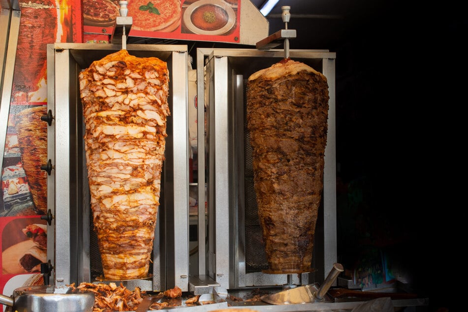 Eine 35-jährige Sächsin soll versucht haben, ihren Stiefvater mit einem vergifteten Döner umzubringen. Nun geht der Fall vor das Landgericht Zwickau. (Symbolbild)
