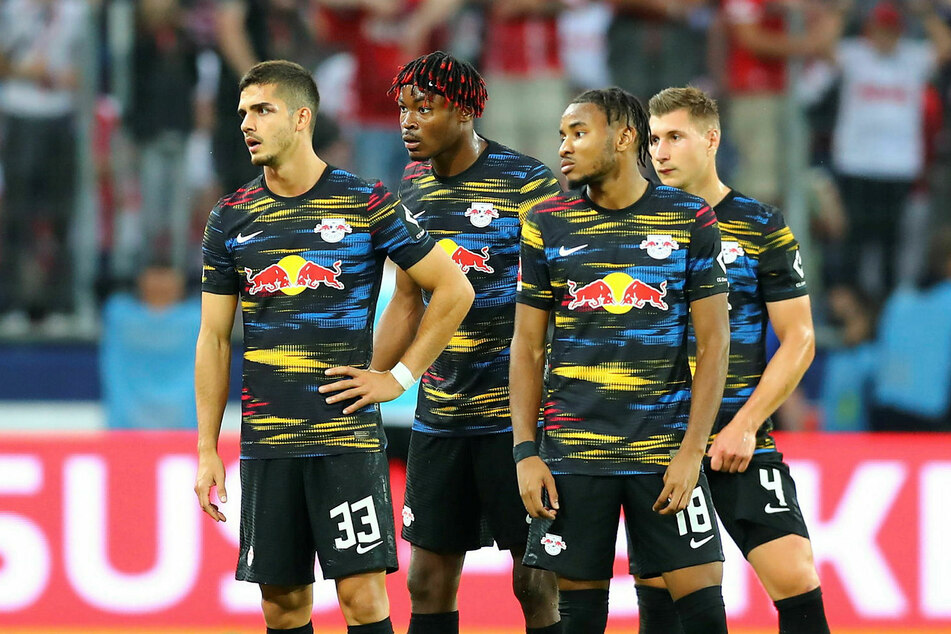 Liegen jetzt neun Punkte hinter dem FC Bayern München: RB Leipzigs André Silva, Mohamed Simakan, Christopher Nkunku und Willi Orban (v.l.n.r.).