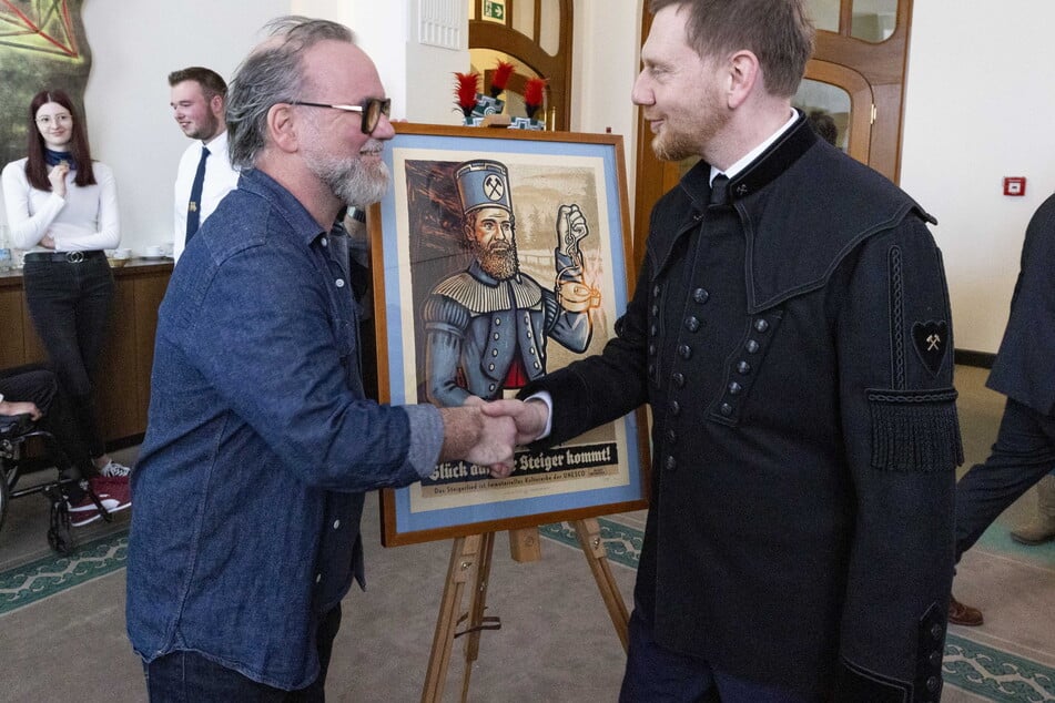 MP Michael Kretschmer (48, r.) gratuliert Künstler Lars P. Krause (52) zum gelungenen Bergmann.