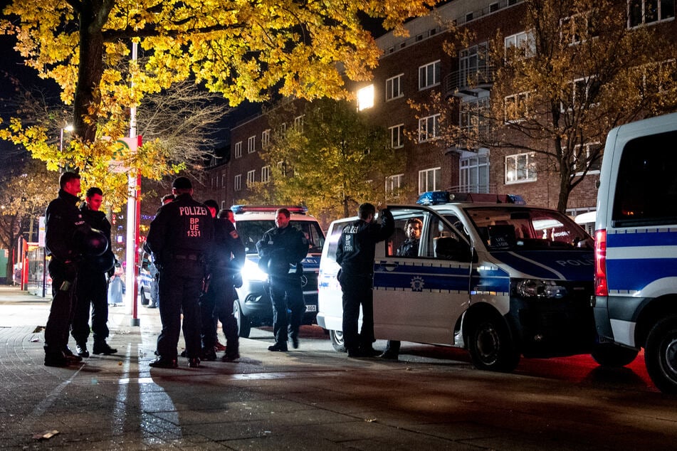 Die Polizei in NRW bereitet sich auf Halloween und angekündigte Proteste am Samstag vor und will mit verstärkten Kräften für Sicherheit sorgen. (Symbolfoto)