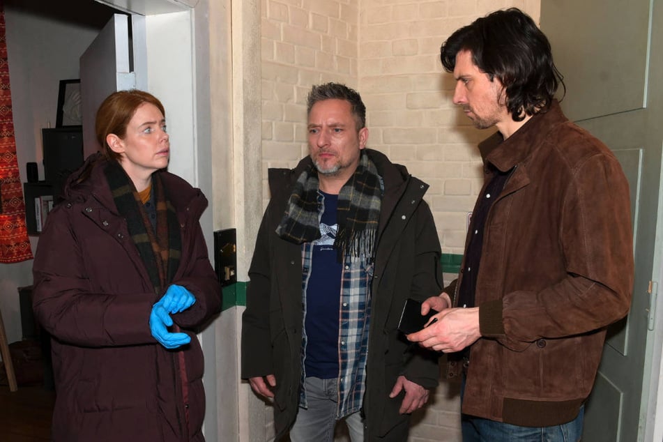 Toni und ihr Kollege Holger Schmitt (r.) befragen Michi.