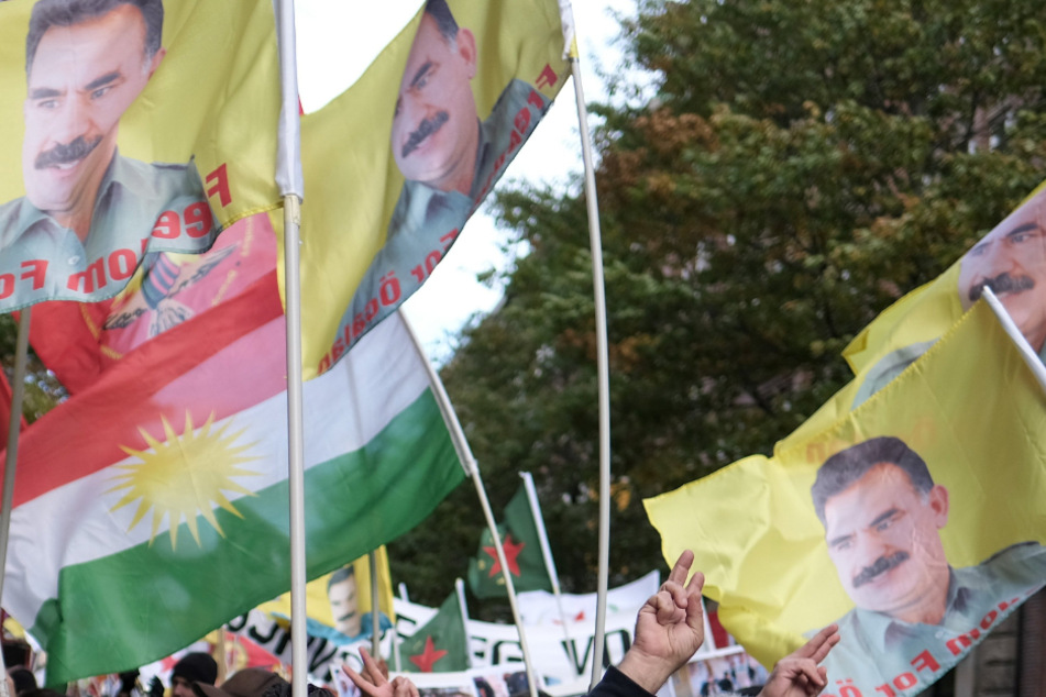 Kölner Innenstadt dicht: Mehrere tausend Menschen demonstrieren für PKK-Chef