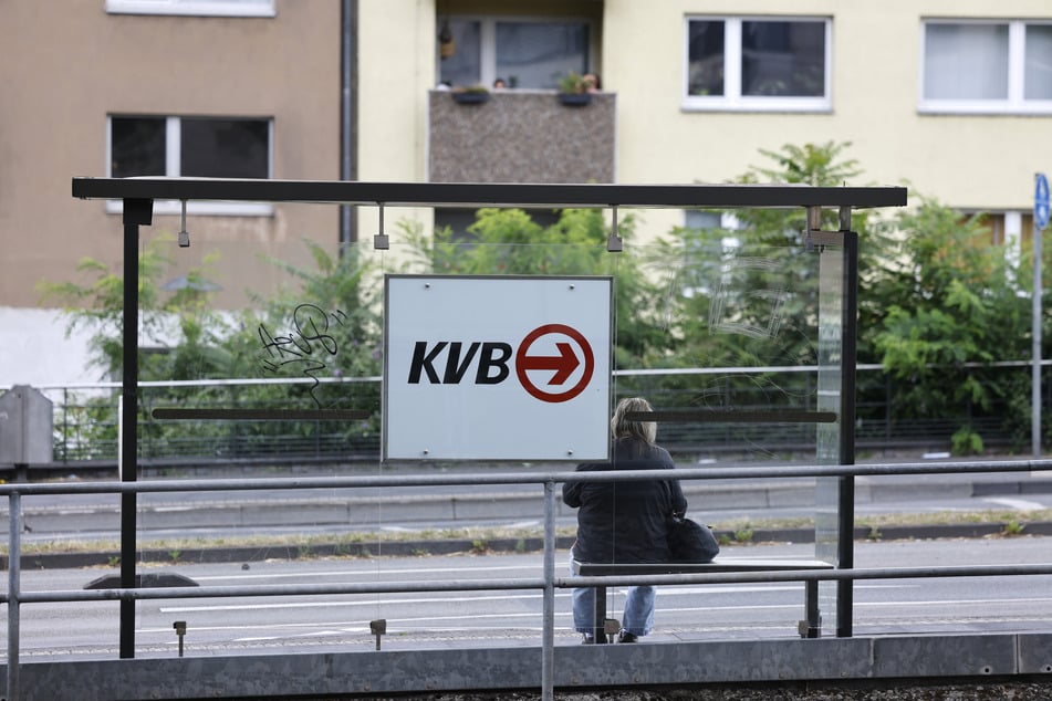 Nach einer Hitzepanne im Rechenzentrum der KVB sind die Fahrgastinfos an den Haltestellen und auf der Webseite gestört. (Symbolbild)
