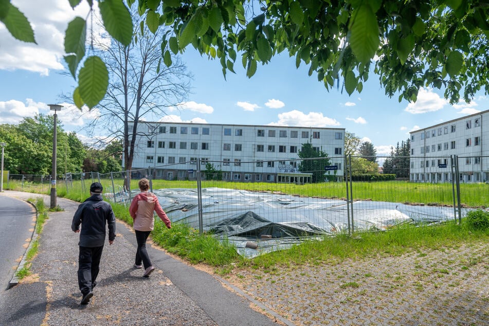 Am 7. März brannte die Baracke ab. Nach mehr als zwei Monaten ist der asbesthaltige Giftmüll abgedeckt, aber noch immer nicht beseitigt worden.