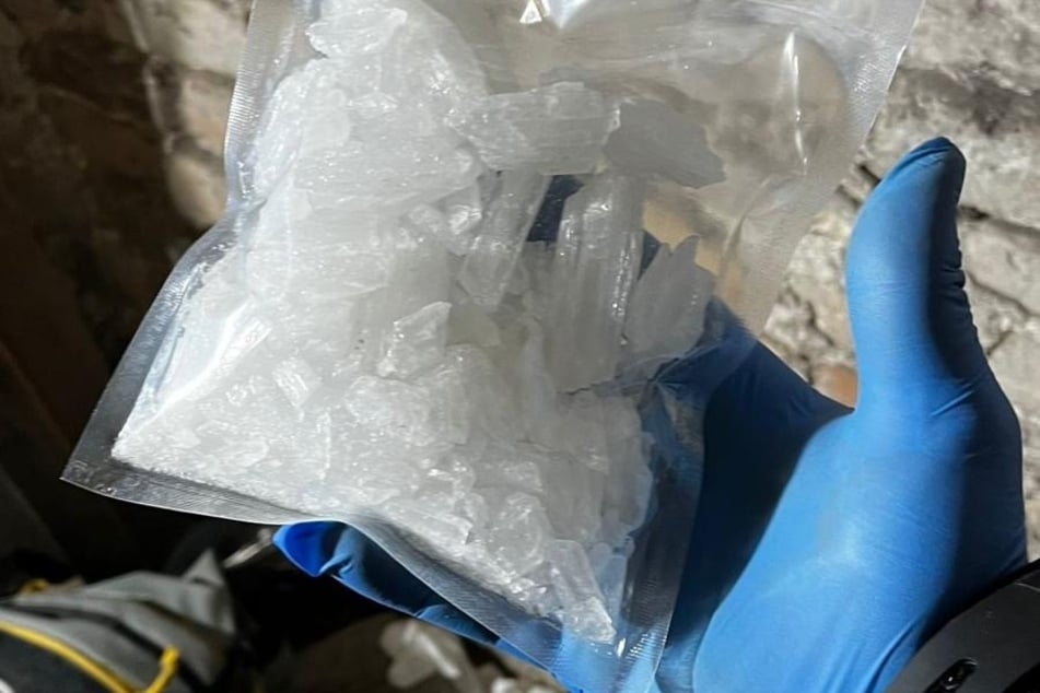 Auch dieses Betäubungsmittel - mutmaßlich Crystal Meth - wurde bei einer Razzia entdeckt.