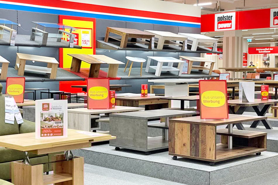 Wer echte Möbel-Schnäppchen machen will, kommt bei ROLLER in Reutlingen gerade nicht zu kurz.