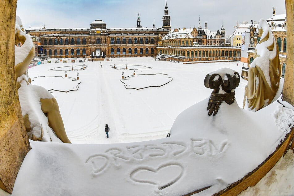 Zauberhaft! Der verschneite Zwinger mit seinem Kronentor und Putten.