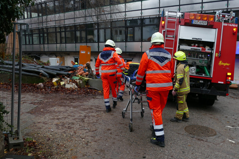 Unfall in NRW-Rathaus: Arbeiter unter Stahlplatte eingeklemmt