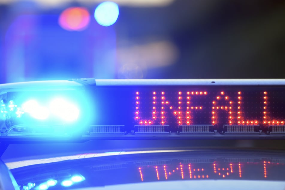 Schwerer Unfall auf Kreisstraße: Wagen kracht gegen Baum - Fahrer tödlich verletzt