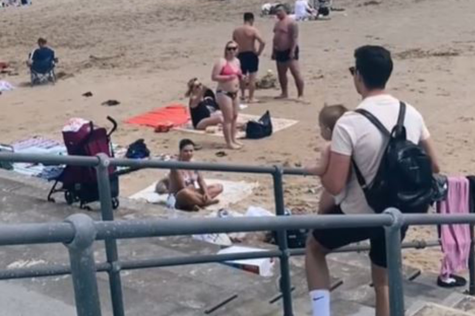 Männer finden Baby, das allein auf belebten Weg zukriecht: Als sie die Mutter am Strand finden, wird es krass!