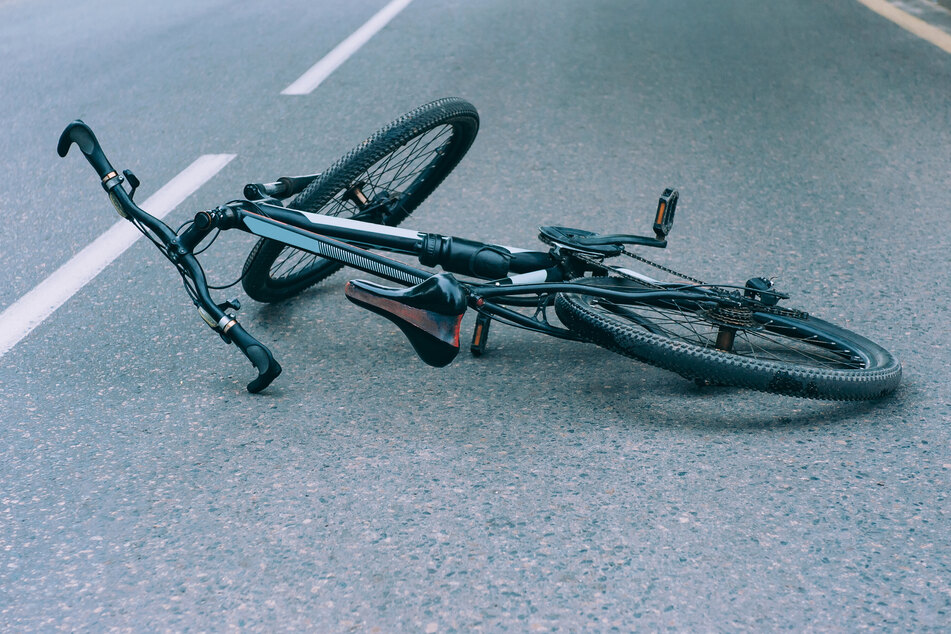 In einer Linkskurve war der Radfahrer von der Fahrbahn abgekommen. Bei dem Sturz verletzte er sich schwer. (Symbolbild)