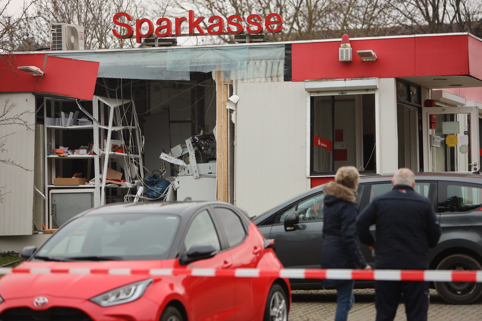 Bankautomat gesprengt: Spur der Verwüstung nach Gasgemisch-Explosion