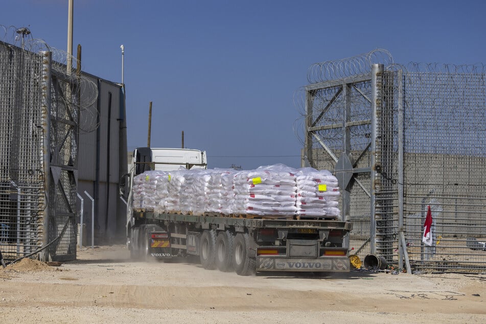 Der Übergang dient zur Einfuhr humanitärer Hilfsgüter in den Gazastreifen, in dem nach Angaben internationaler Hilfsorganisationen Hunger unter der Bevölkerung herrscht.