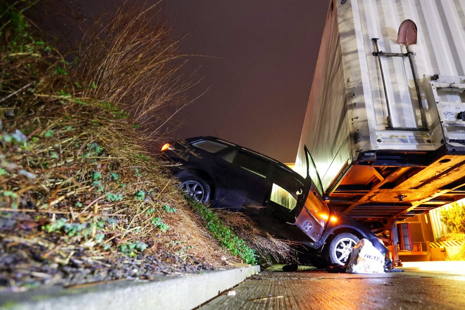 Der Mazda krachte in einen Lkw-Anhänger.