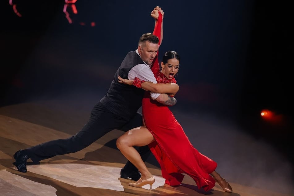 Hinter "Let's Dance"-Profitänzerin Malika Dzumaev (34) liegt eine lange Leidenszeit.