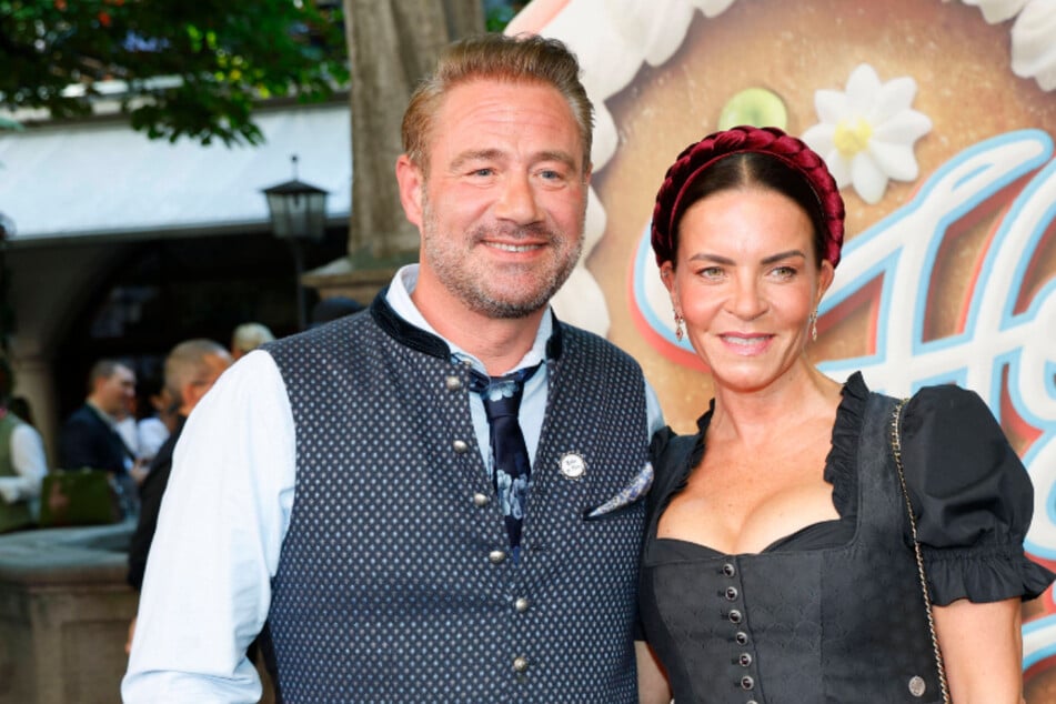Sänger Sasha (53) und seine Frau Julia Rötgen (39) haben ihren Sohn Otto auf eine etwas andere Schule geschickt.