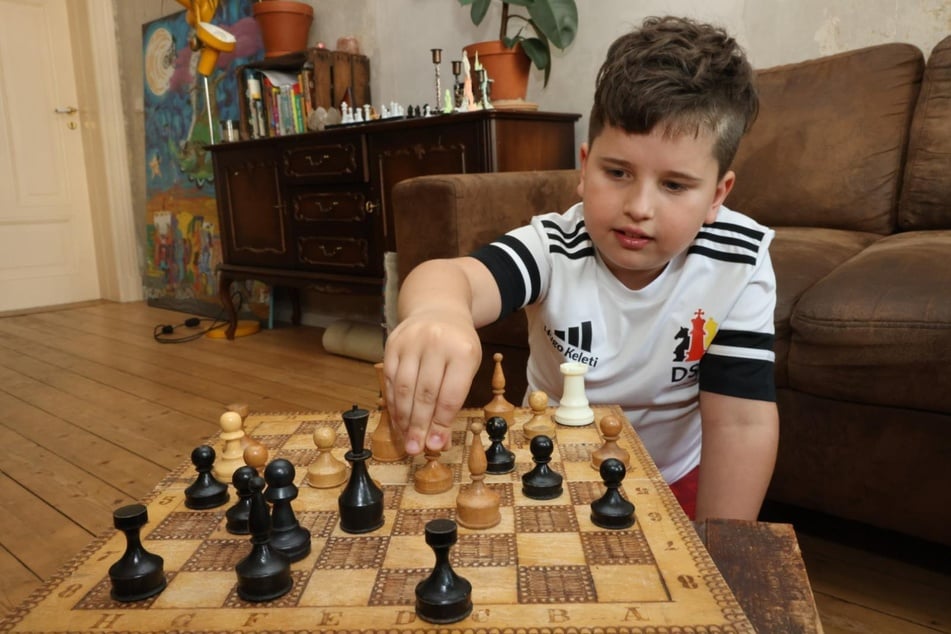 Darüber hinaus hat Hugós Papa inzwischen einen TikTok-Kanal für das Schachtalent erstellt, auf dem er seine Geschichte erzählt.