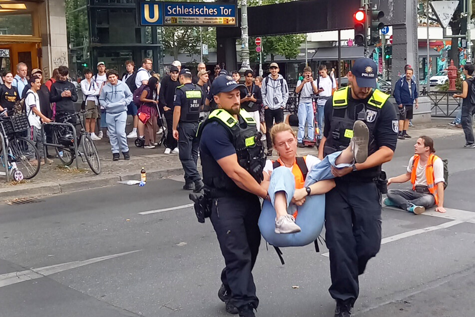 Nach ihrer Blockade am Schlesischen Tor wurde Lina Johnsen (27) von der "Letzten Generation" von Polizisten weggetragen.