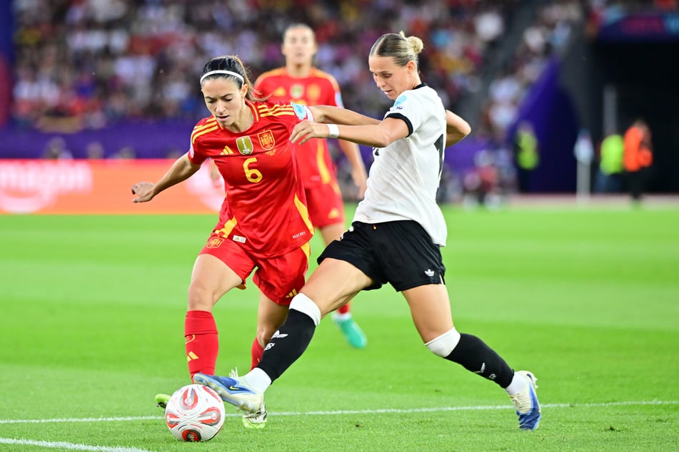 Klara Bühl (r.) hätte Deutschland fast früh in Front geschossen.