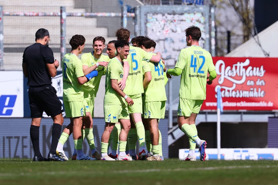 Freude bei den Hertha-Bubis nach dem Führungstreffer in der 37. Minute.