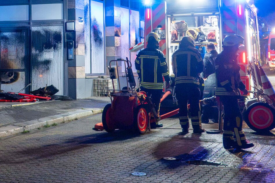 Leipzig: Angriff auf Connewitzer Polizeiposten: Täter legen Feuer und beschädigen Gebäude